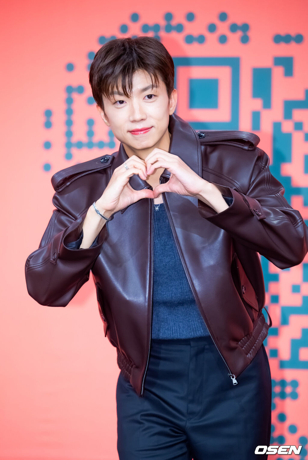 27일 오전 여의도 KBS 본관 TV스튜디오 TS-1에서 KBS 새 예능 ‘누난 내게 여자야’ 제작발표회가 진행됐다.KBS2 새 예능 ‘누난 내게 여자야’는 사랑 앞에 과감하고 솔직한 연상연하 남녀들의 도발적이고 진솔한 연애세포 재생 리얼리티로, ‘누나 대표’ 한혜진과 황우슬혜, ‘연하남 대표’ 장우영과 수빈이 출연한다.우영(2PM)이 입장하며 포즈를 취하고 있다. 2025.10.27 / rumi@osen.co.kr