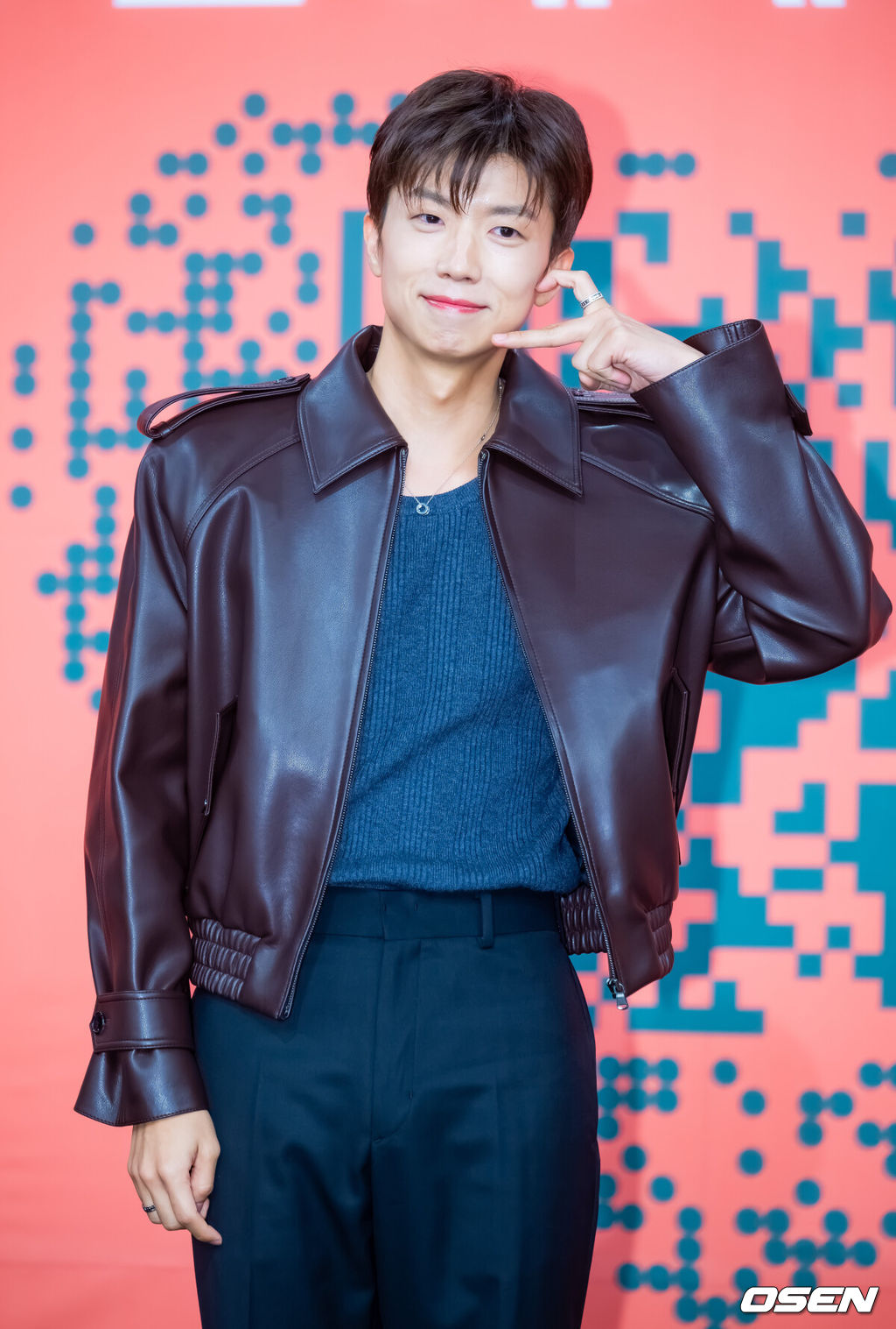 27일 오전 여의도 KBS 본관 TV스튜디오 TS-1에서 KBS 새 예능 ‘누난 내게 여자야’ 제작발표회가 진행됐다.KBS2 새 예능 ‘누난 내게 여자야’는 사랑 앞에 과감하고 솔직한 연상연하 남녀들의 도발적이고 진솔한 연애세포 재생 리얼리티로, ‘누나 대표’ 한혜진과 황우슬혜, ‘연하남 대표’ 장우영과 수빈이 출연한다.우영(2PM)이 입장하며 포즈를 취하고 있다. 2025.10.27 / rumi@osen.co.kr