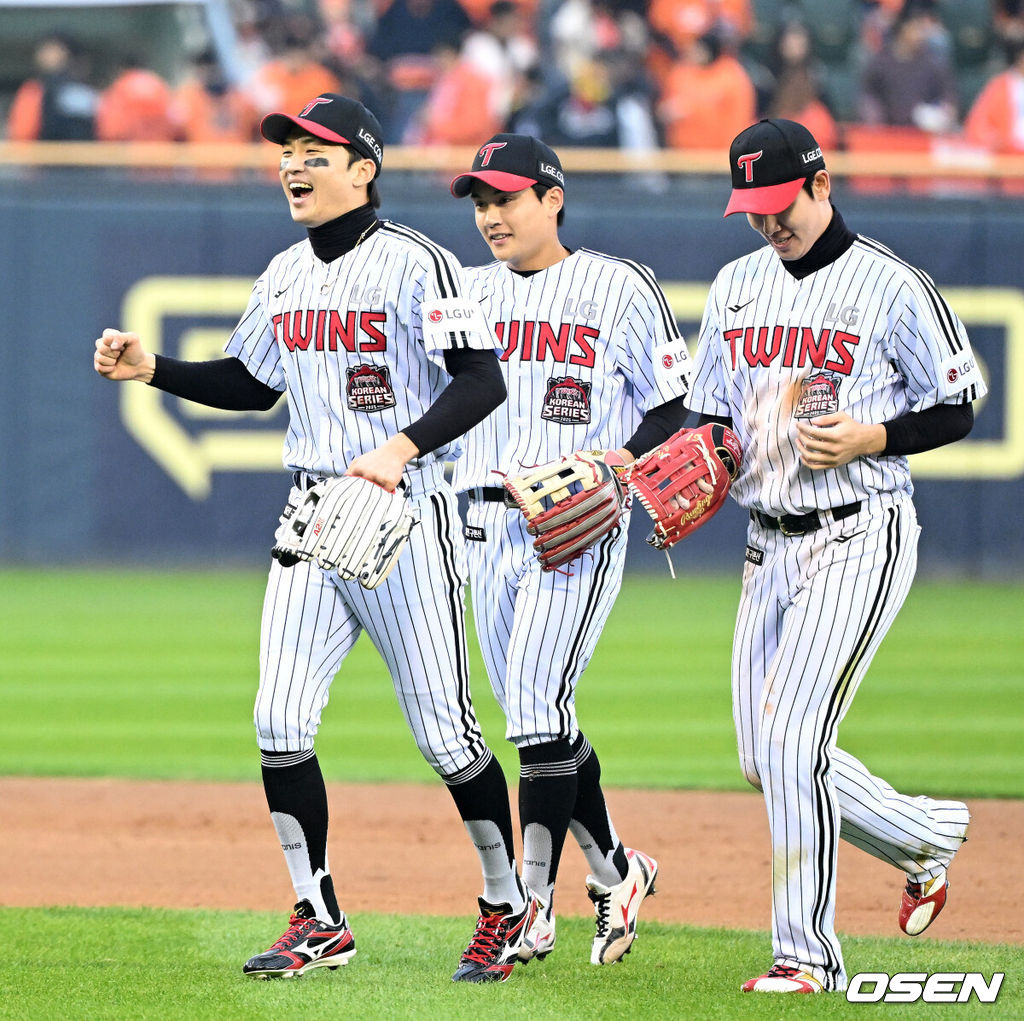LG가 시리즈 기선을 제대로 제압하고 우승확률 73.2%를 따냈다. 프로야구 LG 트윈스는 26일 서울 잠실구장에서 열린 2025 신한 SOL뱅크 KBO 한국시리즈(7전 4선승제) 한화 이글스와의 1차전에서 8-2로 승리했다. 경기 종료 후 LG 박해민이 동료들과 승리의 기쁨을 나누고 있다. 2025.10.26 /sunday@osen.co.kr