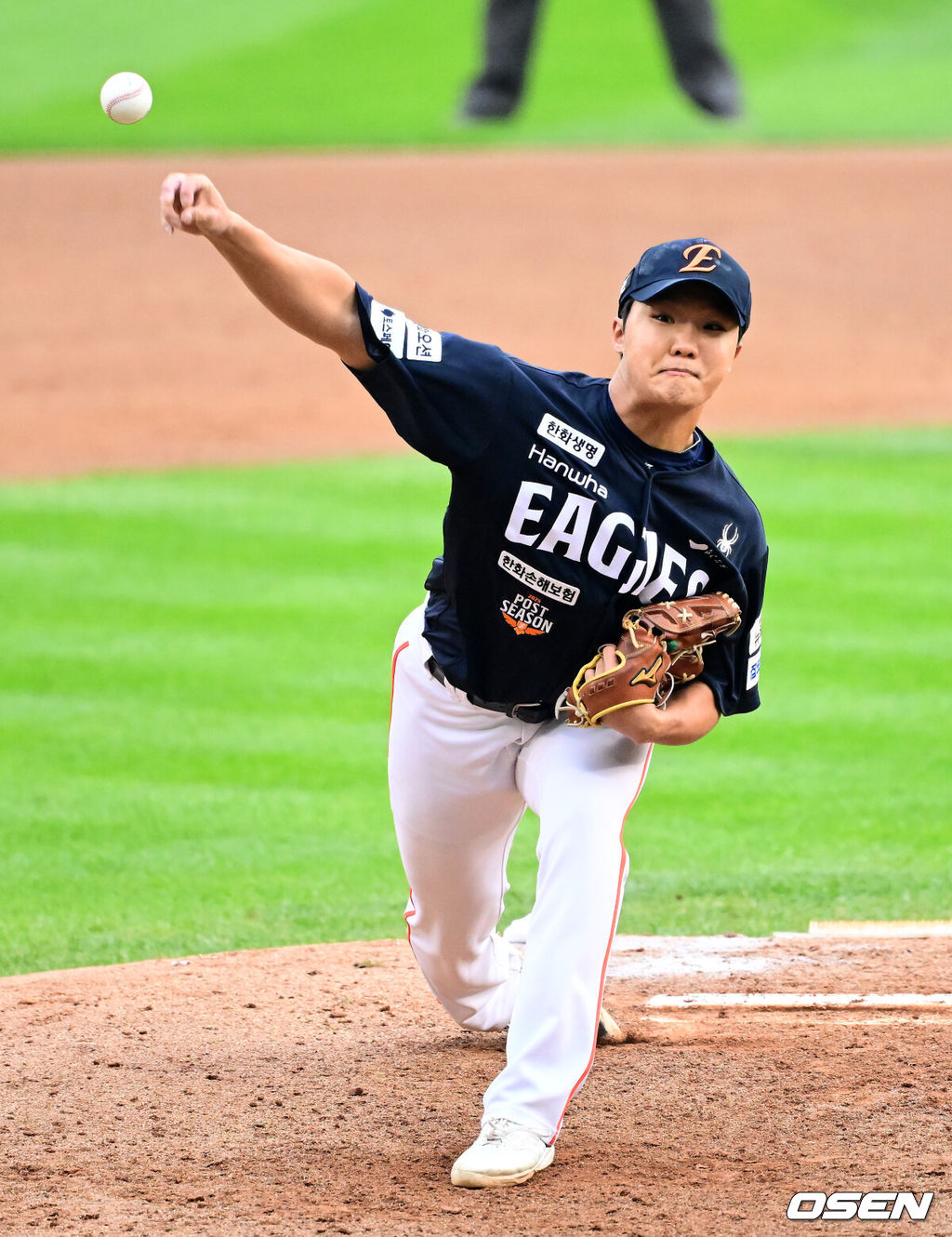 26일 오후 서울 잠실야구장에서 2025 신한 SOL Bank KBO리그 포스트시즌 한국시리즈 1차전 LG 트윈스와 한화 이글스의 경기가 열렸다.LG는 앤더스 톨허스트, 한화는 문동주를 선발 투수로 내세웠다.6회말 한화 정우주가 역투하고 있다. 2025.10.26 /jpnews@osen.co.kr