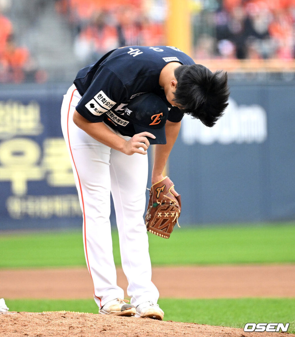 26일 오후 서울 잠실야구장에서 2025 신한 SOL Bank KBO리그 포스트시즌 한국시리즈 1차전 LG 트윈스와 한화 이글스의 경기가 열렸다.LG는 앤더스 톨허스트, 한화는 문동주를 선발 투수로 내세웠다.6회초 1사 1루에서 한화 정우주가 자신의 볼을 맞은 LG 박해민에게 사과하고 있다. 2025.10.26 /sunday@osen.co.kr