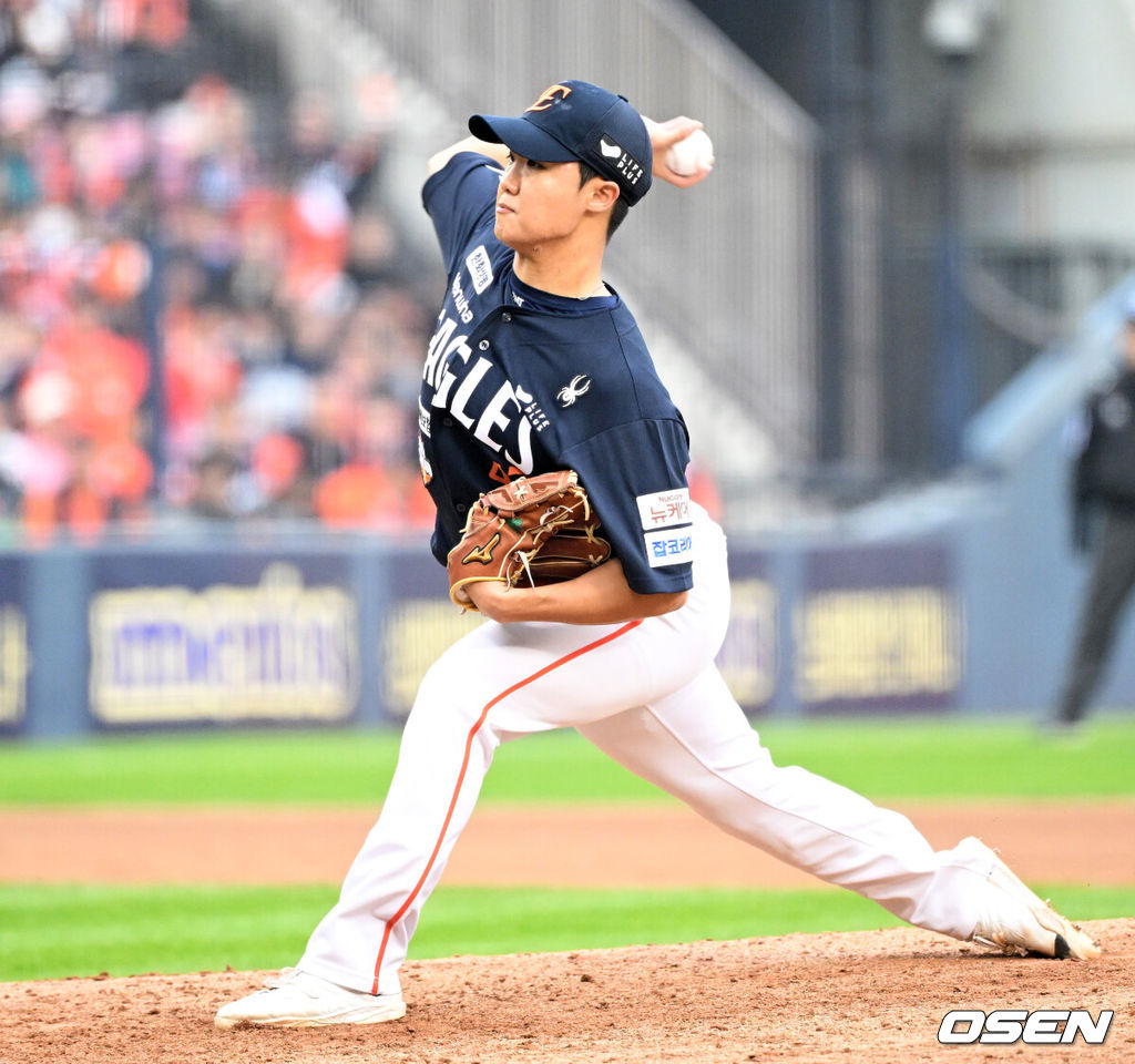 26일 오후 서울 잠실야구장에서 2025 신한 SOL Bank KBO리그 포스트시즌 한국시리즈 1차전 LG 트윈스와 한화 이글스의 경기가 열렸다.LG는 앤더스 톨허스트, 한화는 문동주를 선발 투수로 내세웠다.6회초 한화 정우주가 역투하고 있다. 2025.10.26 /sunday@osen.co.kr