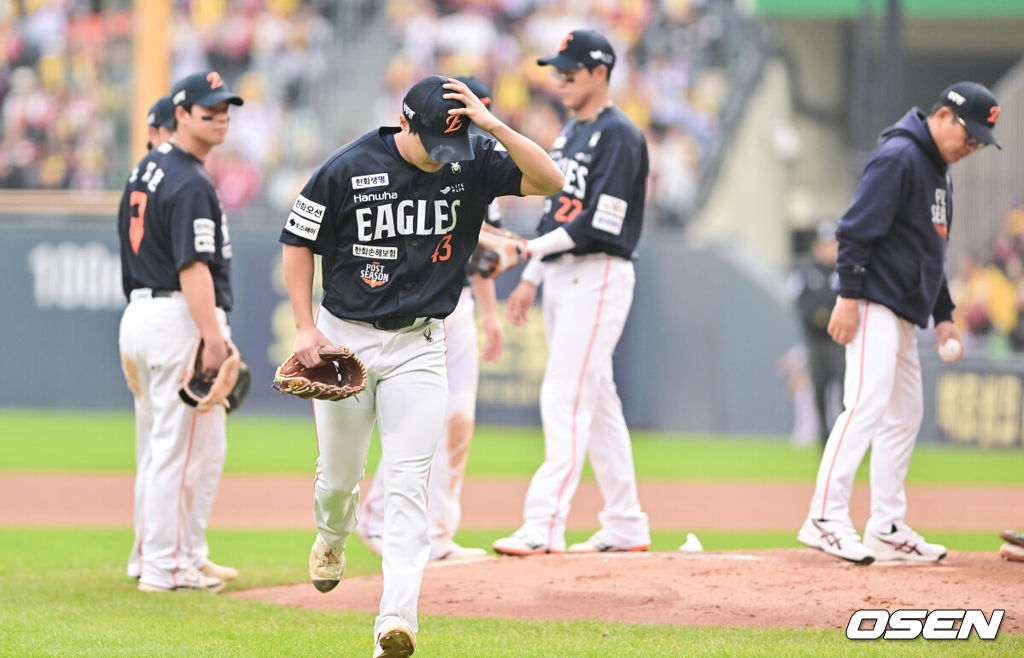 26일 오후 서울 잠실야구장에서 2025 신한 SOL Bank KBO리그 포스트시즌 한국시리즈 1차전 LG 트윈스와 한화 이글스의 경기가 열렸다.LG는 앤더스 톨허스트, 한화는 문동주를 선발 투수로 내세웠다.6회말 한화 정우주가 연속 사사구를 허용한뒤 교체되고 있다. 2025.10.26 / soul1014@osen.co.kr