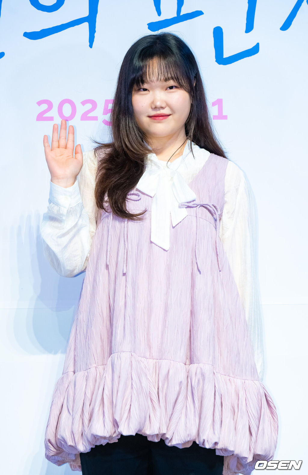 영화 '연의 편지' 언론 시사회가 15일 오후 서울 롯데월드타워 내 롯데시네마 월드타워에서 진행됐다.'연의 편지'는 책상 서랍에서 우연히 의문의 편지를 발견하게 된 전학생 소리가 편지 속 힌트로 이어지는 다음 편지들을 찾아가며 벌어지는 이야기를 담은 애니메이션 영화로 이날 행사에는 김용환 감독, 이수현, 김민주, 민승우, 남도형이 참석했다. 악뮤 이수현이 포즈를 취하고 있다. 2025.09.15 / soul1014@osen.co.kr