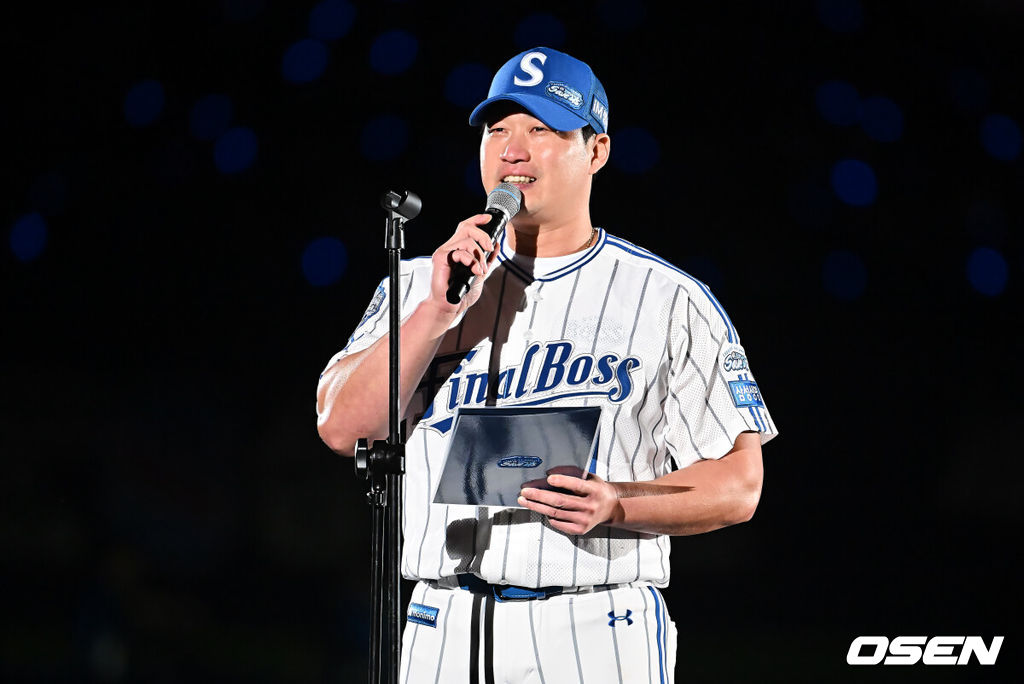 '끝판대장' 오승환(43·삼성 라이온즈)이 21년 간의 프로 생활을 마치고 30일 대구 삼성라이온즈파크에서 열린 KBO리그 KIA 타이거즈전을 마치고 은퇴식을 가졌다.2005년 삼성 라이온즈에서 데뷔한 오승환은 2013년까지 KBO리그를 평정한 뒤, 일본프로야구(NPB)와 미국 메이저리그(MLB)에서도 '끝판대장'의 명성을 날리고 한국에 돌아와 5시즌을 더 뛰었다. KBO리그 15시즌 동안 오승환이 기록한 성적은 737경기 44승 33패 19홀드 427세이브 평균자책점 2.32, 한미일 통산 549세이브를 기록했다. 삼성 구단은 이만수, 양준혁,이승엽에 이어 오승환의 등번호 21번을 영구결번하기로 결정했다.삼성 오승환이 은퇴사를 하고 있다. / foto0307@osen.co.kr