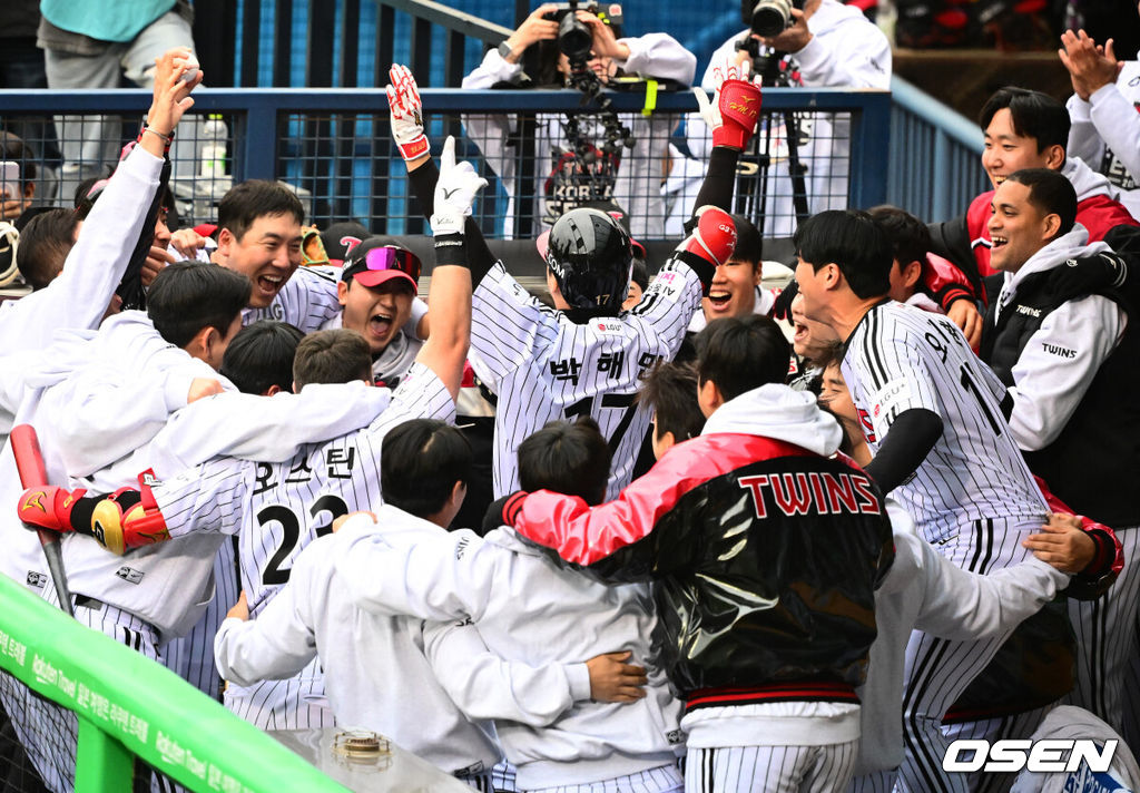 26일 오후 서울 잠실야구장에서 2025 신한 SOL Bank KBO리그 포스트시즌 한국시리즈 1차전 LG 트윈스와 한화 이글스의 경기가 열렸다.LG는 앤더스 톨허스트, 한화는 문동주를 선발 투수로 내세웠다.5회초 무사에서LG 박해민이 좌월 솔로포를 날리고 동료선수들과 기뻐하고 있다. 2025.10.26 /jpnews@osen.co.kr