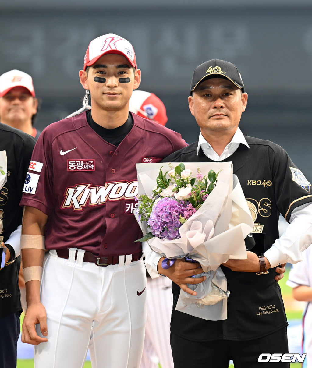 16일 오후 서울 잠실야구장에서 2022 신한은행 SOL KBO 올스타전이 열렸다.경기에 앞서 프로야구 레전드 선수 시상식에서 이정후와 이종범이 기념촬영을 하고 있다. 2022.07.16 /sunday@osen.co.kr
