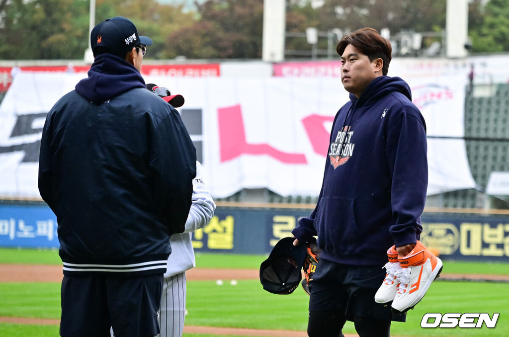 26일 오후 서울 잠실야구장에서 2025 신한 SOL Bank KBO리그 포스트시즌 한국시리즈 1차전 LG 트윈스와 한화 이글스의 경기가 열렸다.LG는 앤더스 톨허스트, 한화는 문동주를 선발 투수로 내세웠다.경기에 앞서 한화 류현진이 훈련을 위해 그라운드로 나서고 있다. 2025.10.26 / soul1014@osen.co.kr