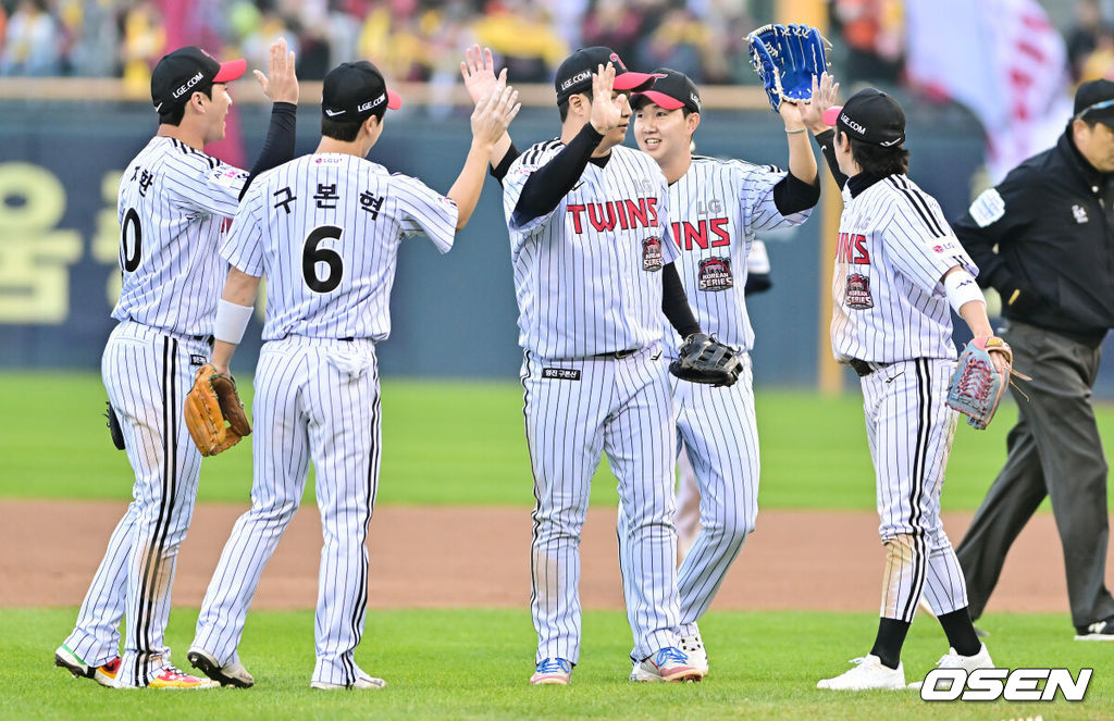 경기 종료 후 LG 선수들이 승리의 기쁨을 나누고 있다. 2025.10.26 / soul1014@osen.co.kr