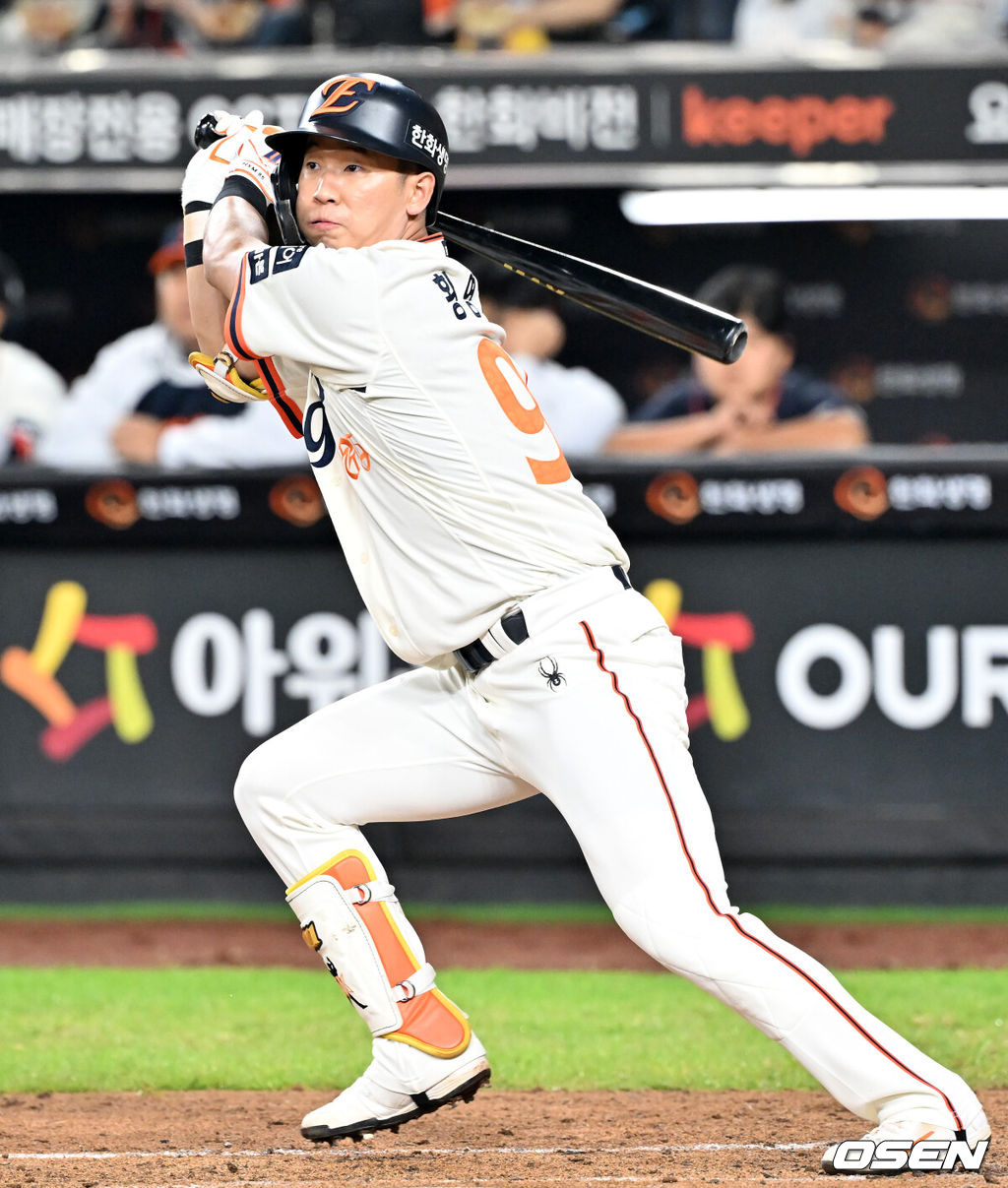 29일 오후 대전 한화생명볼파크에서 2025 신한 SOL Bank KBO리그 한화 이글스와 LG 트윈스의 경기가 열렸다. 2회말 2사 주자 1루 한화 황영묵이 좌익수 왼쪽 뒤 선취 1타점 적시 2루타를 때리고 있다. 2025.09.29 /rumi@osen.co.kr