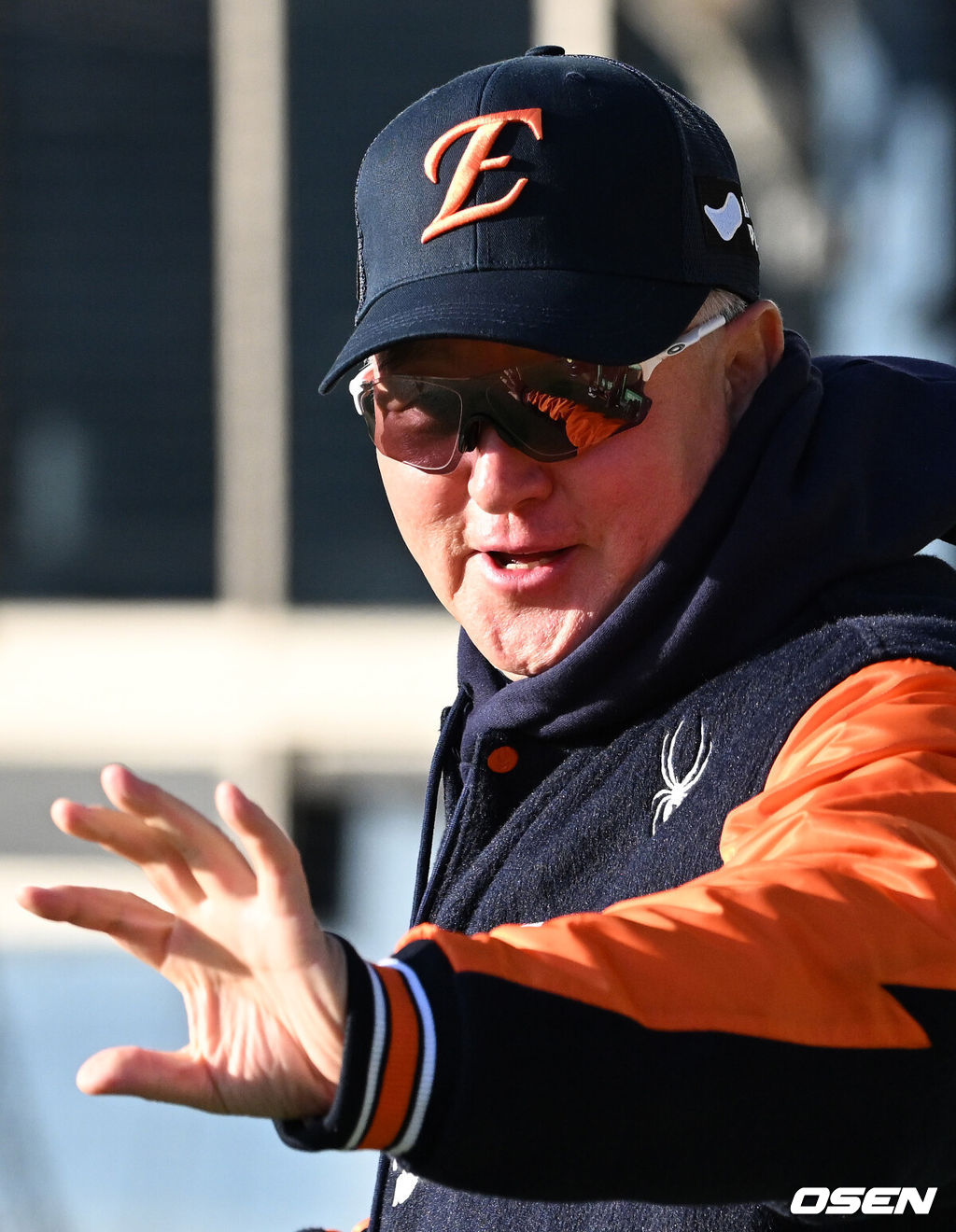 27일 오후 서울 잠실야구장에서 2025 신한 SOL Bank KBO리그 포스트시즌 한국시리즈 1차전 LG 트윈스와 한화 이글스의 경기가 열렸다.LG는 임찬규, 한화는 류현진을 선발 투수로 내세웠다.경기에 앞서 한화 김경문 감독이 선수들에게 인사를 하고 있다. 2025.10.27 /sunday@osen.co.kr