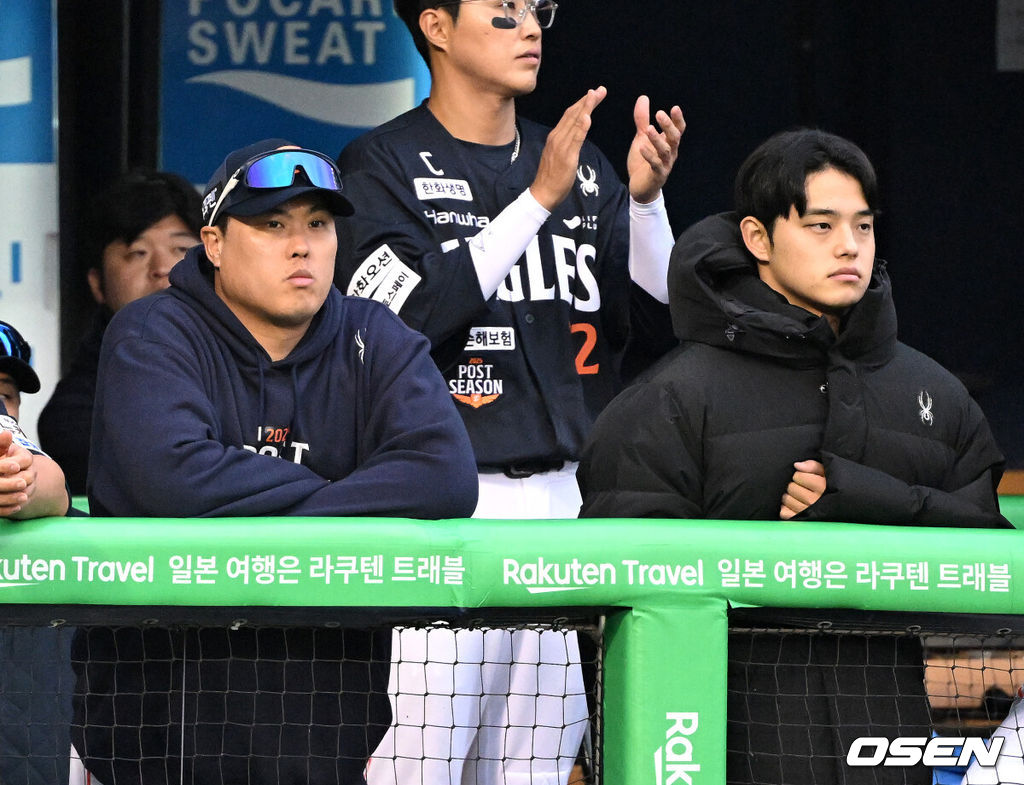 9회초 한화 류현진과 문동주가 그라운드를 바라보고 있다. 2025.10.26 /sunday@osen.co.kr