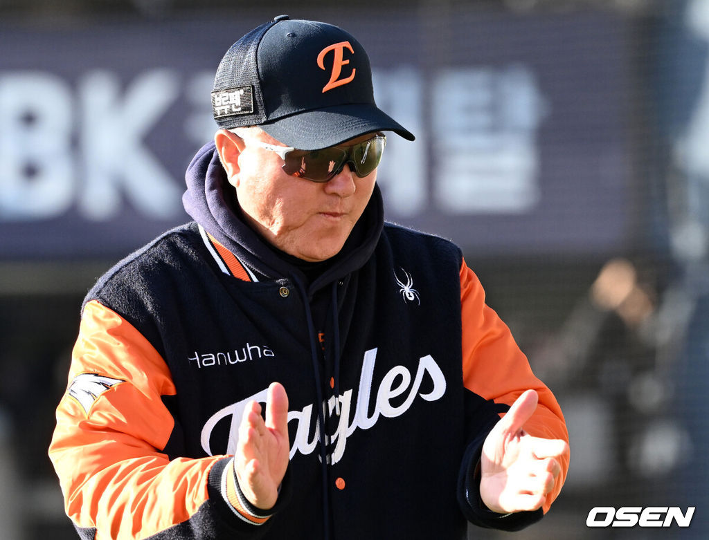 27일 오후 서울 잠실야구장에서 2025 신한 SOL Bank KBO리그 포스트시즌 한국시리즈 1차전 LG 트윈스와 한화 이글스의 경기가 열렸다.LG는 임찬규, 한화는 류현진을 선발 투수로 내세웠다.경기에 앞서 한화 김경문 감독이 선수들에게 박수를 보내고 있다. 2025.10.27 /sunday@osen.co.kr