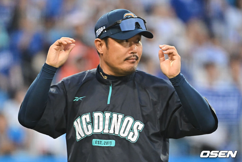 7일 대구 삼성라이온즈파크에서 열린 2025 신한 SOL뱅크 KBO 와일드카드 결정전에서 NC 다이노스가 삼성 라이온즈에 0-3으로 패배, 준플레이오프에 진출에 실패했다. NC 선발 로건은 1회 제구 난조에 시달렸으나 2회부터 위력투를 뽐내며 6이닝 2실점(1피안타 4볼넷 5탈삼진)을 기록했지만 삼성 선발 원태인은 6이닝 4피안타 2사사구 5탈삼진 무실점 완벽투에 묻혔다.NC 다이노스 이호준 감독이 아쉬운 표정으로 경기장을 나서고 있다. 2025.10.07 / foto0307@osen.co.kr
