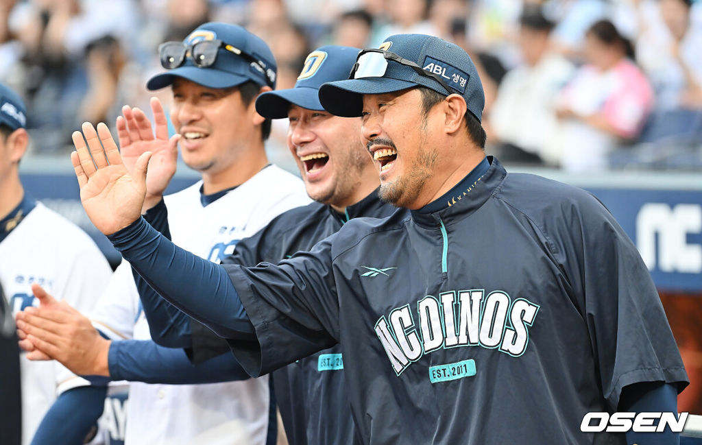4일 창원NC파크에서 2025 신한 SOL 뱅크 KBO 리그 NC 다이노스와 SSG 랜더스의 경기가 열렸다. 홈팀 NC는 라일리가, 방문팀 SSG는 김광현이 선발 출전했다. NC 다이노스 이호준 감독과 서재응 코치가 활짝 웃으며 1000경기 출장 시상을 마친 박세혁과 하이파이브를 하고 있다. 2025.10.04 / foto0307@osen.co.kr