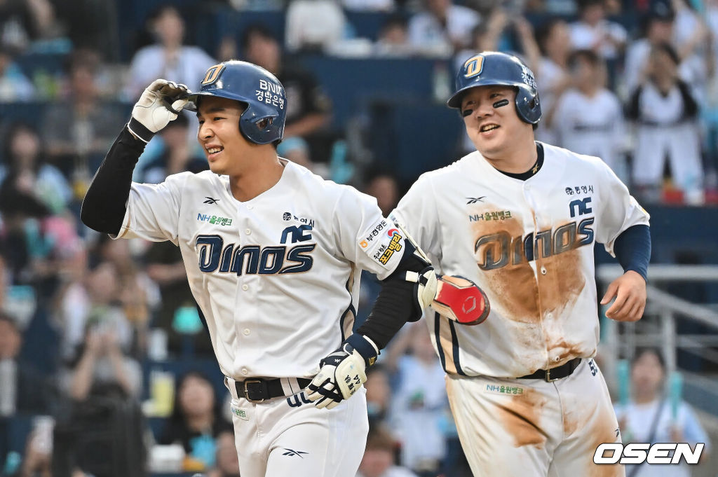 4일 창원NC파크에서 2025 신한 SOL 뱅크 KBO 리그 NC 다이노스와 SSG 랜더스의 경기가 열렸다. 홈팀 NC는 라일리가, 방문팀 SSG는 김광현이 선발 출전했다. NC 다이노스 김휘집이 2회말 무사 1,3루 좌월 3점 홈런을 치고 하이파이브를 하고 있다. 2025.10.04 / foto0307@osen.co.kr