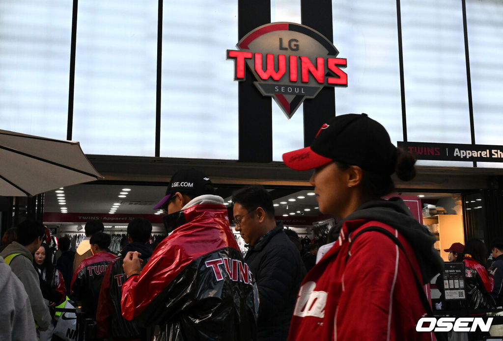 27일 오후 서울 잠실야구장에서 2025 신한 SOL Bank KBO리그 포스트시즌 한국시리즈 2차전 LG 트윈스와 한화 이글스의 경기가 열렸다.LG는 임찬규, 한화는 류현진을 선발 투수로 내세웠다.경기에 앞서 팬들이 입장을 위해 기다리고 있다. 2025.10.27 /sunday@osen.co.kr