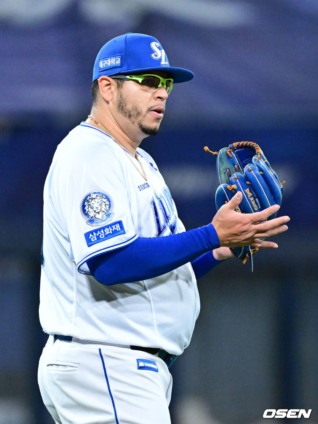 21일 대구 삼성라이온즈파크에서 ‘2025 신한 SOL Bank KBO리그’ 포스트시즌 플레이오프 3차전 삼성 라이온즈와 한화 이글스의 경기가 열렸다.홈팀 삼성은 아리엘 후라도, 방문팀 한화는 류현진을 선발로 내세웠다.3회초 무사 1루 상황 한화 손아섭의 병살타 때 삼성 선발 후라도가 야수들에게 박수를 보내고  있다. 2025.10.21 / dreamer@osen.co.kr