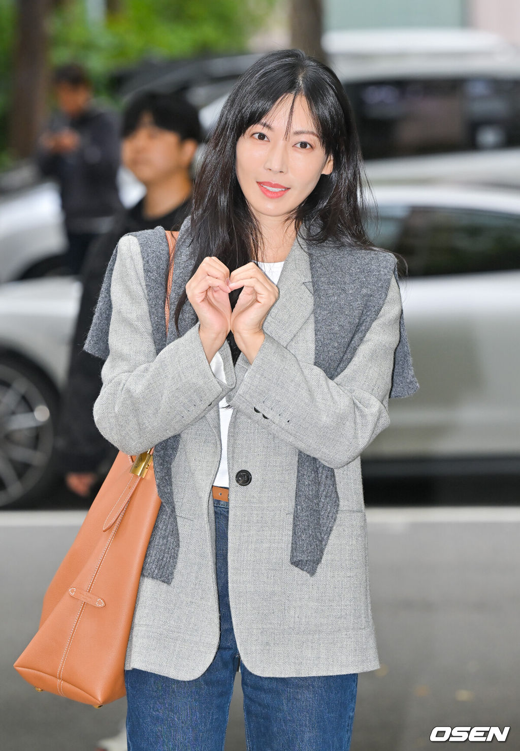 29일 오후 서울 영등포구 여의도 한 식당에서 JTBC 토일드라마 '정숙한 세일즈' 촬영 종료 기념 파티(쫑파티)가 진행됐다. 2024.10.29 / '정숙한 세일즈'는 '성(性)'이 금기시되던 시절인 1992년 한 시골마을, 성인용품 방문 판매에 뛰어든 '방판 시스터즈' 4인방의 성장에 관한 드라마로 매주 토 일 오후 10시 30분 JTBC에서 방송된다.배우 김소연이 포즈를 취하고 있다. 2024.10.29 / soul1014@osen.co.kr