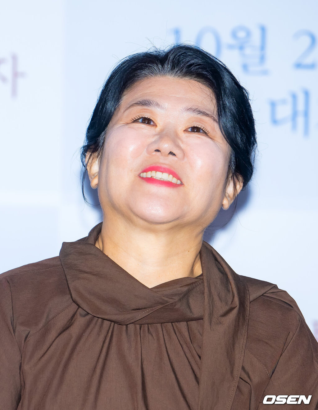27일 오후 서울 CGV 용산아이파크몰에서 영화 '하얀 차를 탄 여자' 언론배급시사회 및 기자간담회가 열렸다.‘하얀 차를 탄 여자’는 피투성이 언니를 싣고 병원에 온 도경(정려원)이 경찰 현주(이정은)에게 혼란스러운 진술을 하면서 모두가 다르게 기억하는 범인과 그날의 진실에 다가가는 서스펜스 스릴러다.배우 이정은이 기자간담회에서 미소 짓고 있다. 2025.10.27 /rumi@osen.co.kr