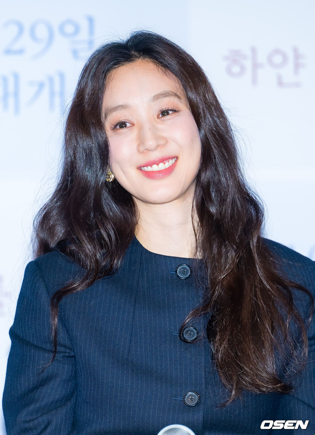 27일 오후 서울 CGV 용산아이파크몰에서 영화 '하얀 차를 탄 여자' 언론배급시사회 및 기자간담회가 열렸다.‘하얀 차를 탄 여자’는 피투성이 언니를 싣고 병원에 온 도경(정려원)이 경찰 현주(이정은)에게 혼란스러운 진술을 하면서 모두가 다르게 기억하는 범인과 그날의 진실에 다가가는 서스펜스 스릴러다.배우 정려원이 기자간담회에서 미소 짓고 있다. 2025.10.27 /rumi@osen.co.kr