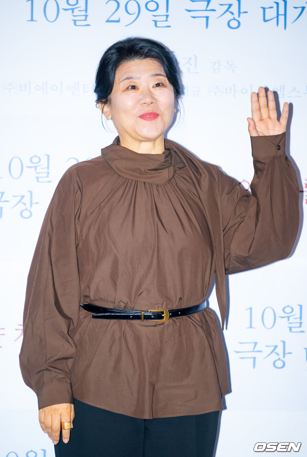 27일 오후 서울 CGV 용산아이파크몰에서 영화 '하얀 차를 탄 여자' 언론배급시사회 및 기자간담회가 열렸다.‘하얀 차를 탄 여자’는 피투성이 언니를 싣고 병원에 온 도경(정려원)이 경찰 현주(이정은)에게 혼란스러운 진술을 하면서 모두가 다르게 기억하는 범인과 그날의 진실에 다가가는 서스펜스 스릴러다.배우 이정은이 포토타임을 갖고 있다. 2025.10.27 /rumi@osen.co.kr