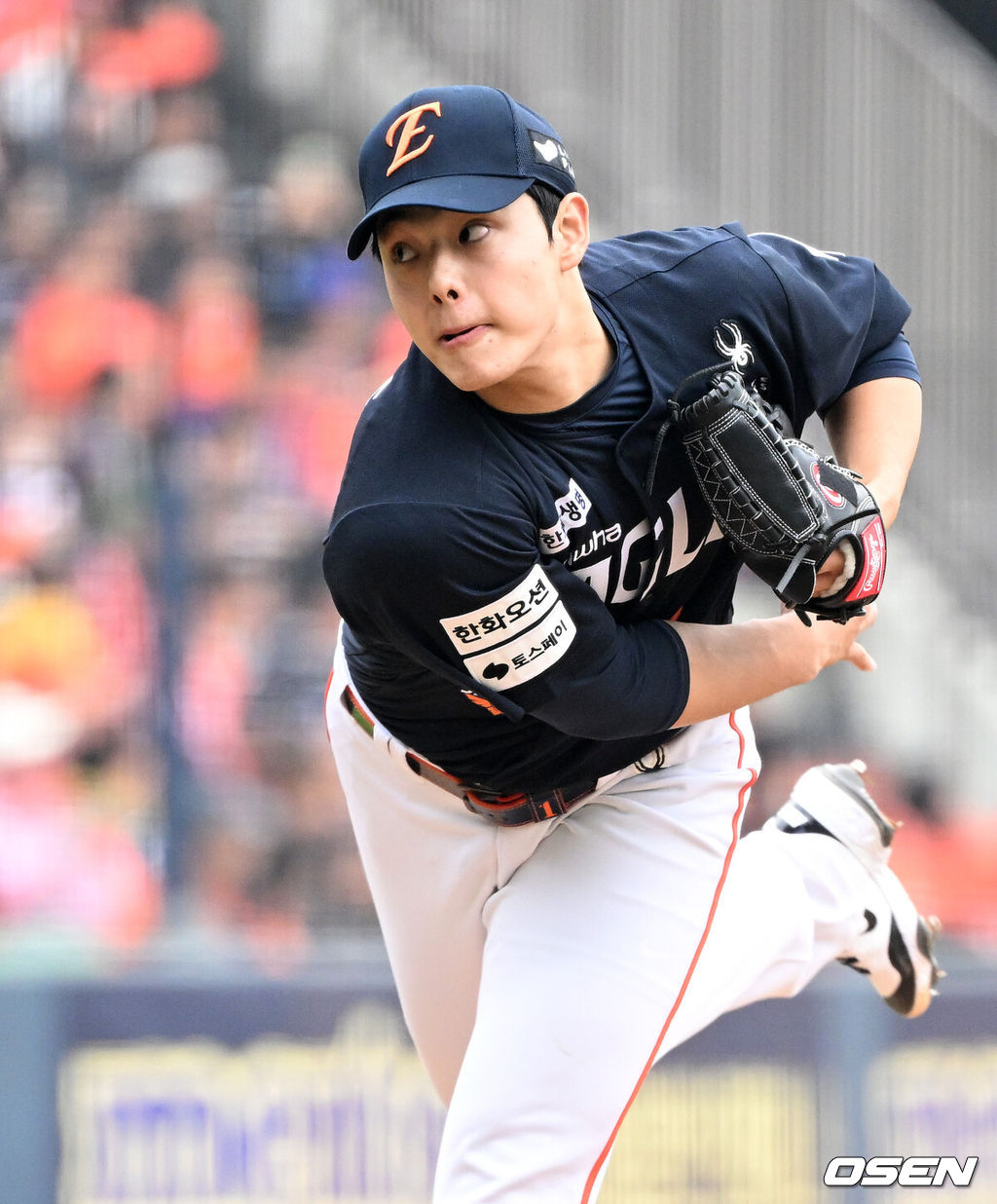 26일 오후 서울 잠실야구장에서 2025 신한 SOL Bank KBO리그 포스트시즌 한국시리즈 1차전 LG 트윈스와 한화 이글스의 경기가 열렸다.LG는 앤더스 톨허스트, 한화는 문동주를 선발 투수로 내세웠다.1회말 무사에서 한화 선발투수 문동주가 역투하고 있다. 2025.10.26 /sunday@osen.co.kr