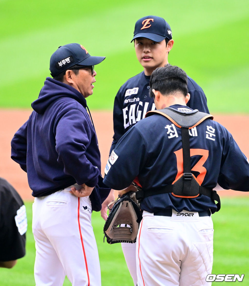 26일 오후 서울 잠실야구장에서 2025 신한 SOL Bank KBO리그 포스트시즌 한국시리즈 1차전 LG 트윈스와 한화 이글스의 경기가 열렸다.LG는 앤더스 톨허스트, 한화는 문동주를 선발 투수로 내세웠다.1회말 1사 2,3루에서 한화 양상문 코치가 마운드에 올라 문동주, 최재훈과 이야기를 나누고 있다. 2025.10.26 /jpnews@osen.co.kr