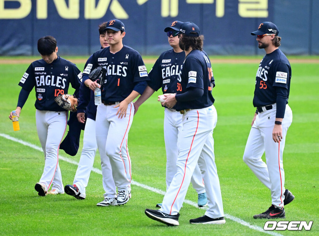 26일 오후 서울 잠실야구장에서 2025 신한 SOL Bank KBO리그 포스트시즌 한국시리즈 1차전 LG 트윈스와 한화 이글스의 경기가 열렸다.LG는 앤더스 톨허스트, 한화는 문동주를 선발 투수로 내세웠다.경기에 앞서 한화 문동주가 몸을 풀고 류현진, 폰세, 와이스의 격려를받고 있다. 2025.10.26 /jpnews@osen.co.kr