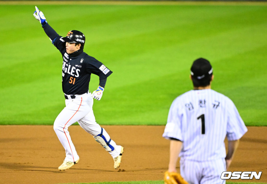 27일 오후 서울 잠실야구장에서 2025 신한 SOL Bank KBO리그 포스트시즌 한국시리즈 2차전 LG 트윈스와 한화 이글스의 경기가 열렸다.LG는 임찬규, 한화는 류현진을 선발 투수로 내세웠다.1회초 1사 1루에서 한화 문현빈이 LG 임찬규를 상대로 선제 우월 투런포를 날리며 기뻐하고 있다. 2025.10.27 /jpnews@osen.co.kr