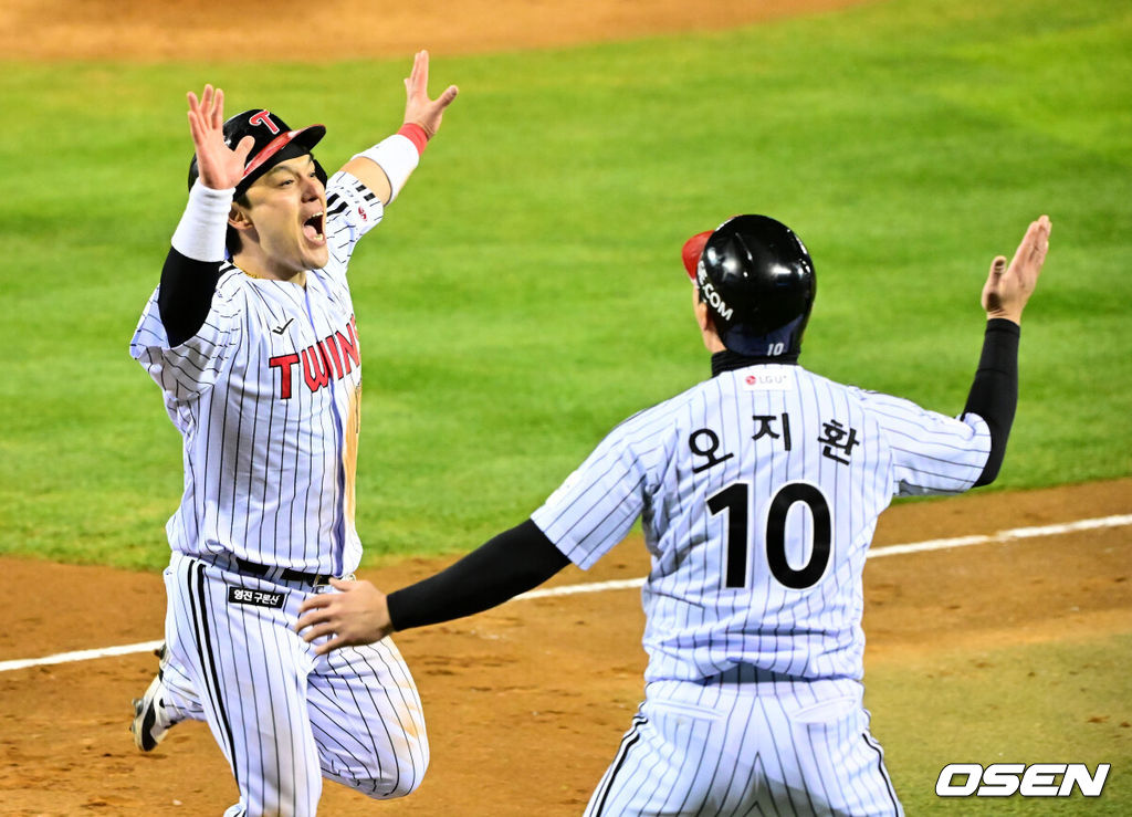 27일 오후 서울 잠실야구장에서 2025 신한 SOL Bank KBO리그 포스트시즌 한국시리즈 2차전 LG 트윈스와 한화 이글스의 경기가 열렸다.LG는 임찬규, 한화는 류현진을 선발 투수로 내세웠다.2회말 무사 2,3루에서 LG 2루주자 박동원이 구본혁의 동점 2타점 우중간 적시타에 홈을 밟으며 기뻐하고 있다. 2025.10.27 /jpnews@osen.co.kr