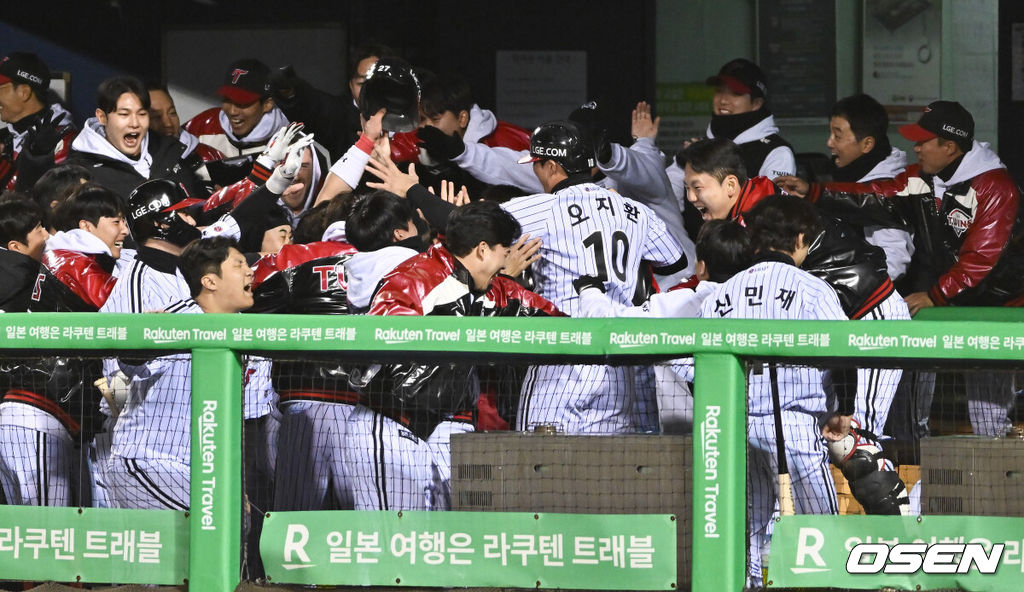 27일 오후 서울 잠실야구장에서 2025 신한 SOL Bank KBO리그 포스트시즌 한국시리즈 2차전 LG 트윈스와 한화 이글스의 경기가 열렸다.LG는 임찬규, 한화는 류현진을 선발 투수로 내세웠다.2회말 무사 2,3루 LG 구본혁의 동점 2타점 적시타때 기뻐하는 LG 트윈스 선수들. 2025.10.27 / soul1014@osen.co.kr