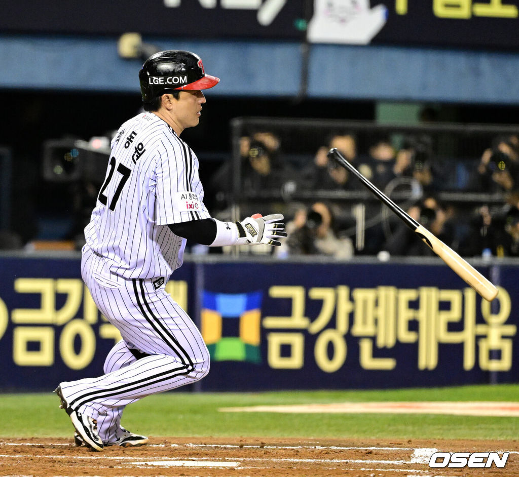 27일 오후 서울 잠실야구장에서 2025 신한 SOL Bank KBO리그 포스트시즌 한국시리즈 2차전 LG 트윈스와 한화 이글스의 경기가 열렸다.LG는 임찬규, 한화는 류현진을 선발 투수로 내세웠다.2회말 무사 만루에서 LG 박동원이 좌중간 2타점 적시 2루타를 치고 있다. 2025.10.27 /sunday@osen.co.kr