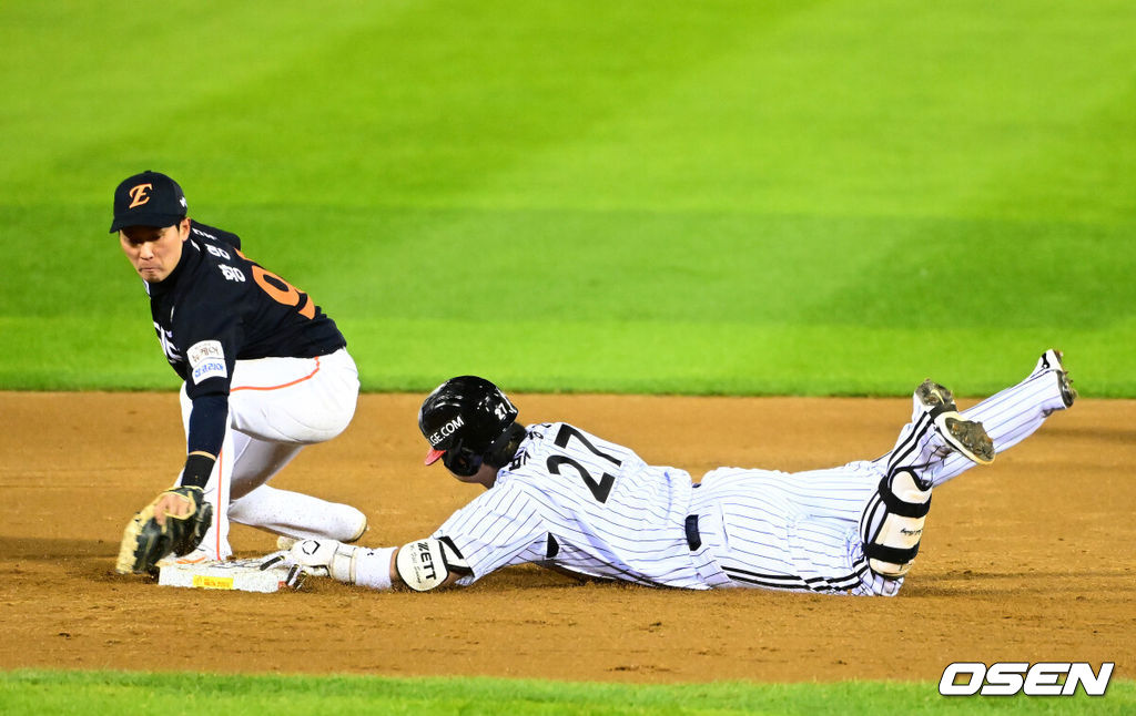 27일 오후 서울 잠실야구장에서 2025 신한 SOL Bank KBO리그 포스트시즌 한국시리즈 2차전 LG 트윈스와 한화 이글스의 경기가 열렸다.LG는 임찬규, 한화는 류현진을 선발 투수로 내세웠다.2회말 무사 만루에서 LG 박동원이 2타점 좌중간 적시 2루타를 날리며 한화 황영묵의 태그에 앞서 슬라이딩 세이프되고 있다. 2025.10.27 /jpnews@osen.co.kr