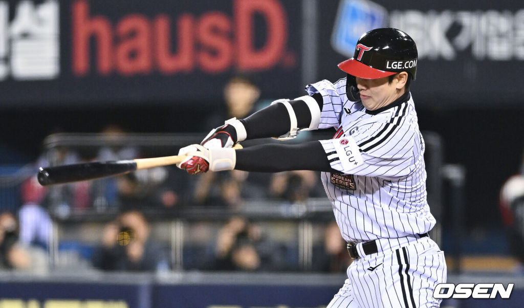 27일 오후 서울 잠실야구장에서 2025 신한 SOL Bank KBO리그 포스트시즌 한국시리즈 2차전 LG 트윈스와 한화 이글스의 경기가 열렸다.LG는 임찬규, 한화는 류현진을 선발 투수로 내세웠다.2회말 1사 2루 LG 홍창기가 역전 1타점 적시타를 날리고 있다.  2025.10.27 / soul1014@osen.co.kr