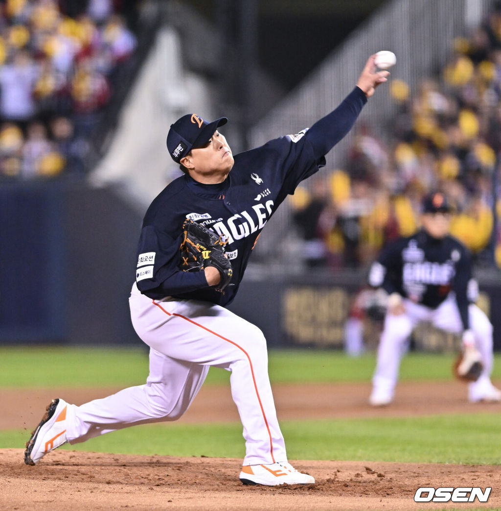 27일 오후 서울 잠실야구장에서 2025 신한 SOL Bank KBO리그 포스트시즌 한국시리즈 2차전 LG 트윈스와 한화 이글스의 경기가 열렸다.LG는 임찬규, 한화는 류현진을 선발 투수로 내세웠다.1회말 한화 선발투수 류현진이 역투하고 있다. 2025.10.27 / soul1014@osen.co.kr