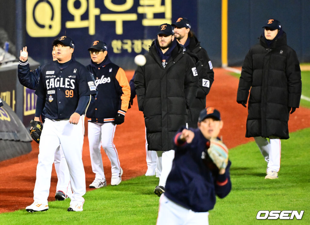 27일 오후 서울 잠실야구장에서 2025 신한 SOL Bank KBO리그 포스트시즌 한국시리즈 2차전 LG 트윈스와 한화 이글스의 경기가 열렸다.LG는 임찬규, 한화는 류현진을 선발 투수로 내세웠다.한화 류현진이 경기를 하고 있다. 2025.10.27 /jpnews@osen.co.kr