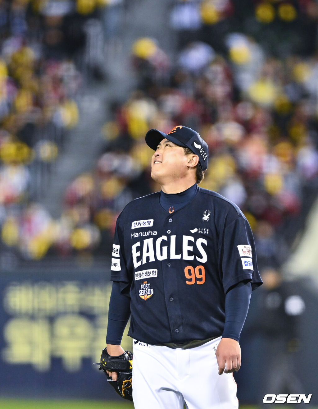 27일 오후 서울 잠실야구장에서 2025 신한 SOL Bank KBO리그 포스트시즌 한국시리즈 2차전 LG 트윈스와 한화 이글스의 경기가 열렸다.LG는 임찬규, 한화는 류현진을 선발 투수로 내세웠다.2회말 이닝종료 후 한화 선발투수 류현진이 아쉬워하며 마운드를 내려가고 있다. 2025.10.27 / soul1014@osen.co.kr