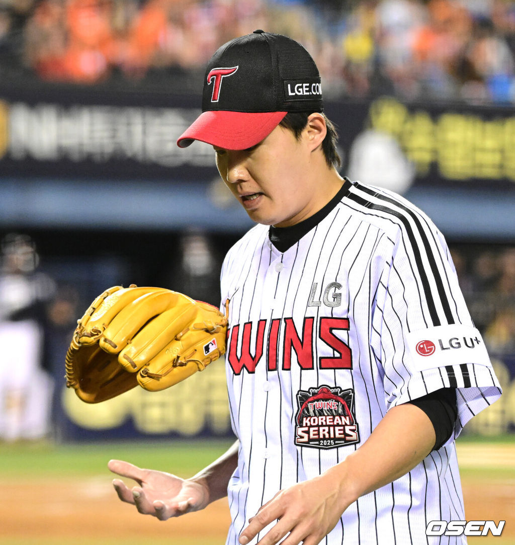 27일 오후 서울 잠실야구장에서 2025 신한 SOL Bank KBO리그 포스트시즌 한국시리즈 2차전 LG 트윈스와 한화 이글스의 경기가 열렸다.LG는 임찬규, 한화는 류현진을 선발 투수로 내세웠다.4회초 1사에서 LG 임찬규가 마운드를 내려가고 있다. 2025.10.27 /sunday@osen.co.kr