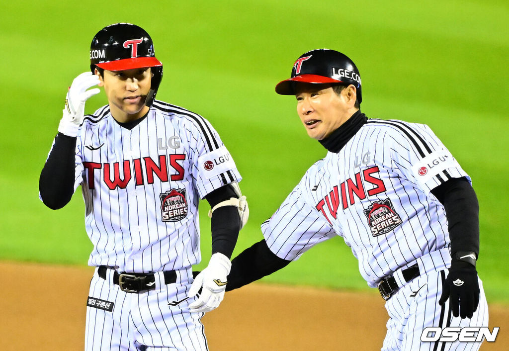 27일 오후 서울 잠실야구장에서 2025 신한 SOL Bank KBO리그 포스트시즌 한국시리즈 2차전 LG 트윈스와 한화 이글스의 경기가 열렸다.LG는 임찬규, 한화는 류현진을 선발 투수로 내세웠다.2회말 무사 2,3루에서 LG 구본혁이 동점 2타점 우중간 적시타를 날리며 송지만 코치와 기뻐하고 있다. 2025.10.27 /jpnews@osen.co.kr