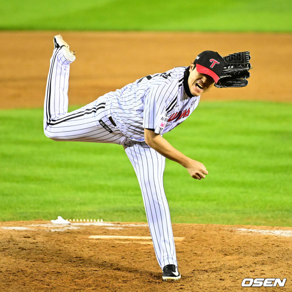 27일 오후 서울 잠실야구장에서 2025 신한 SOL Bank KBO리그 포스트시즌 한국시리즈 2차전 LG 트윈스와 한화 이글스의 경기가 열렸다.LG는 임찬규, 한화는 류현진을 선발 투수로 내세웠다.4회초 2사 만루에서 LG 김진성이 한화 노시환을 삼진 처리하고 있다. 2025.10.27 /jpnews@osen.co.kr