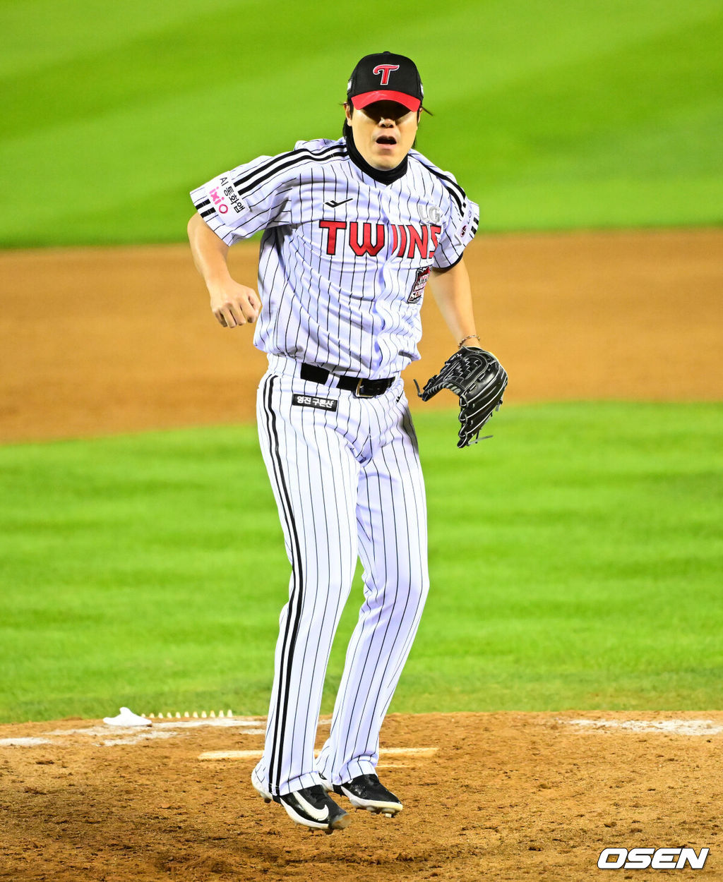 27일 오후 서울 잠실야구장에서 2025 신한 SOL Bank KBO리그 포스트시즌 한국시리즈 2차전 LG 트윈스와 한화 이글스의 경기가 열렸다.LG는 임찬규, 한화는 류현진을 선발 투수로 내세웠다.4회초 2사 만루에서 LG 김진성이 한화 노시환을 삼진 처리하고 있다. 2025.10.27 /jpnews@osen.co.kr