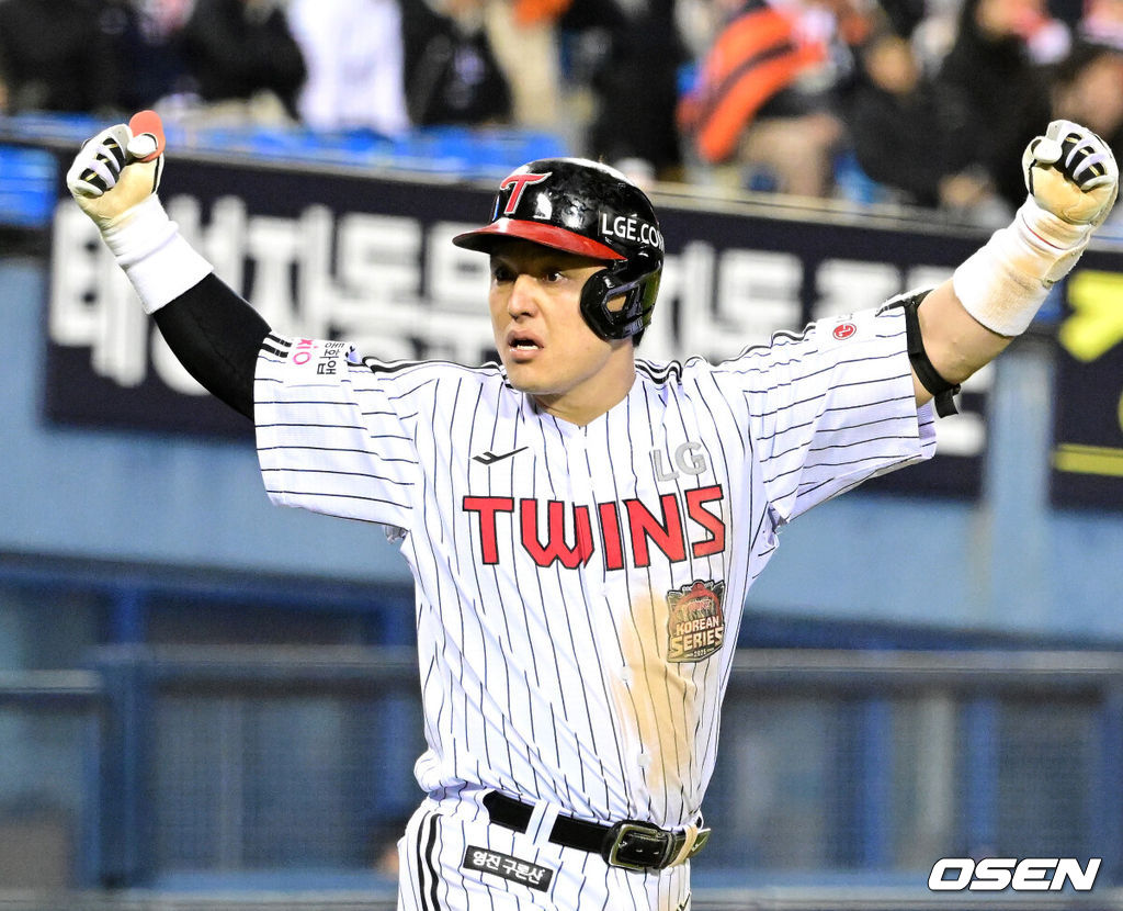 27일 오후 서울 잠실야구장에서 2025 신한 SOL Bank KBO리그 포스트시즌 한국시리즈 2차전 LG 트윈스와 한화 이글스의 경기가 열렸다.LG는 임찬규, 한화는 류현진을 선발 투수로 내세웠다.3회말 2사 1루에서 LG 박동원이 좌월 투런 홈런을 치고 환호하고 있다. 2025.10.27 /sunday@osen.co.kr