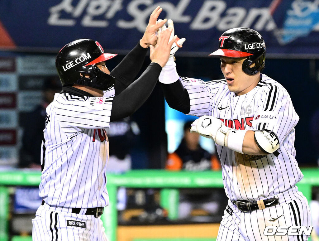 27일 오후 서울 잠실야구장에서 2025 신한 SOL Bank KBO리그 포스트시즌 한국시리즈 2차전 LG 트윈스와 한화 이글스의 경기가 열렸다.LG는 임찬규, 한화는 류현진을 선발 투수로 내세웠다.3회말 2사 1루에서 LG 박동원이 좌월 투런 홈런을 치고 환호하고 있다. 2025.10.27 /sunday@osen.co.kr