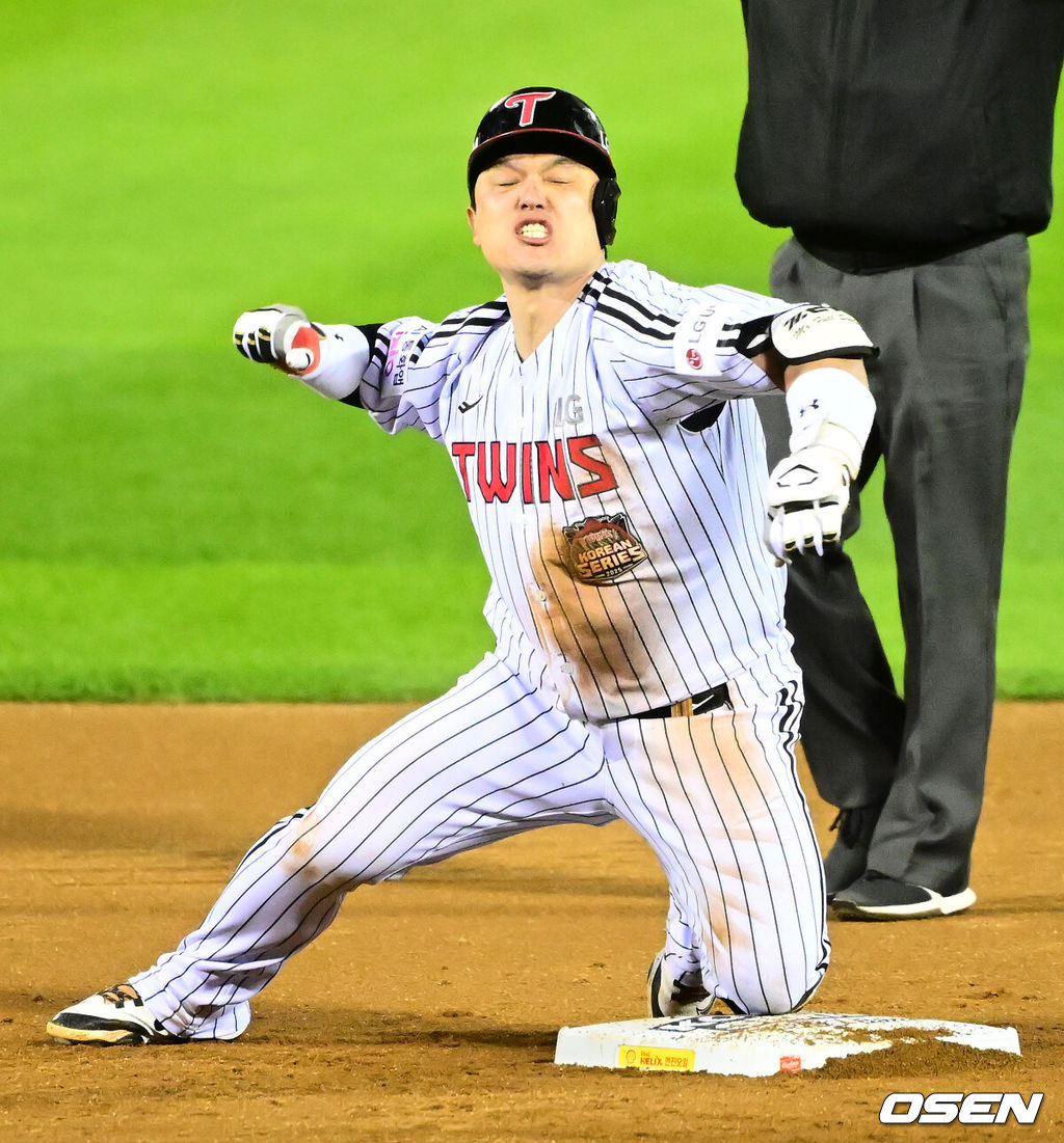 27일 오후 서울 잠실야구장에서 2025 신한 SOL Bank KBO리그 포스트시즌 한국시리즈 2차전 LG 트윈스와 한화 이글스의 경기가 열렸다.LG는 임찬규, 한화는 류현진을 선발 투수로 내세웠다.2회말 무사 만루에서 LG 박동원이 2타점 좌중간 적시 2루타를 날리며 기뻐하고 있다. 2025.10.27 /jpnews@osen.co.kr