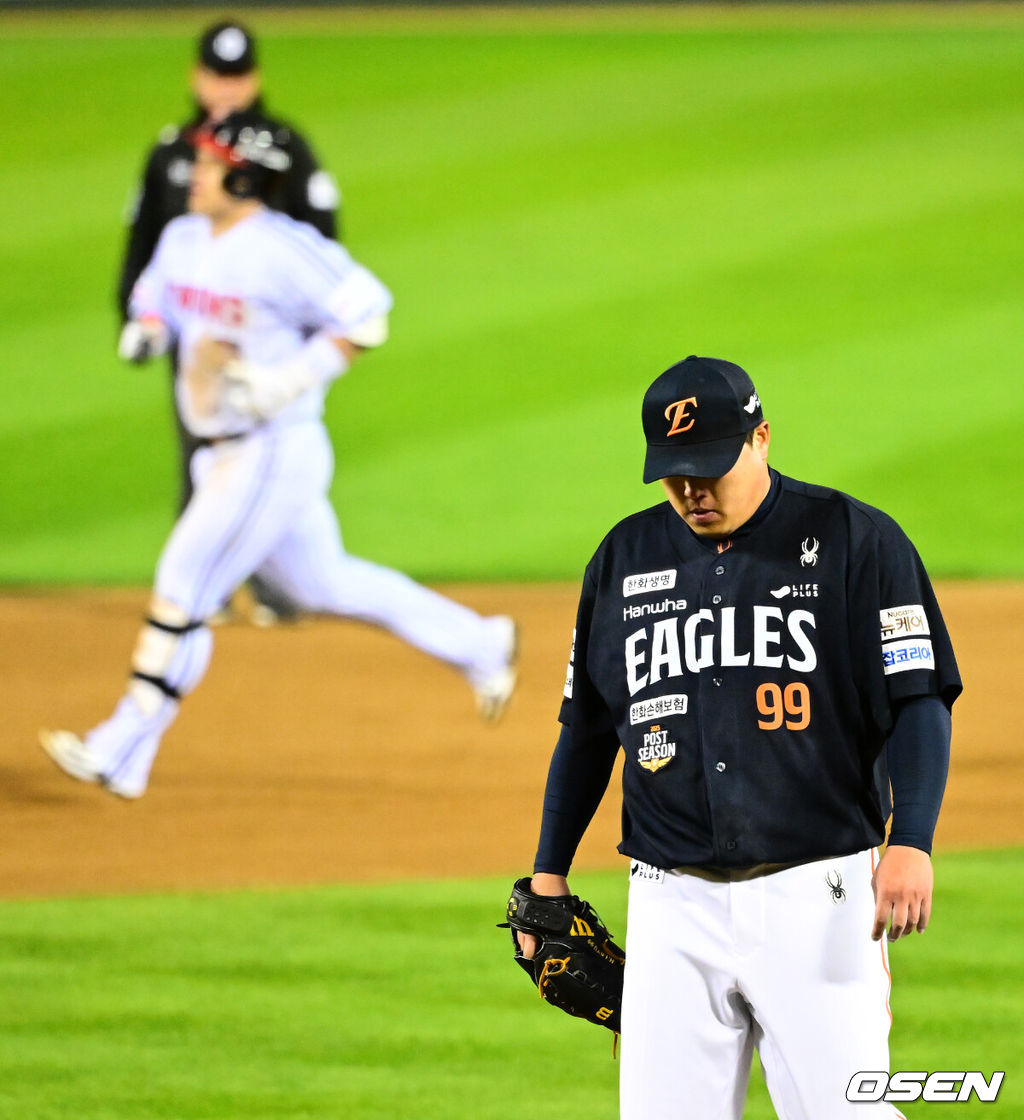 27일 오후 서울 잠실야구장에서 2025 신한 SOL Bank KBO리그 포스트시즌 한국시리즈 2차전 LG 트윈스와 한화 이글스의 경기가 열렸다.LG는 임찬규, 한화는 류현진을 선발 투수로 내세웠다.3회말 2사 2루에서 한화 류현진이 LG 박동원에 좌월 투런포를 허용하며 아쉬워하고 있다. 2025.10.27 /jpnews@osen.co.kr