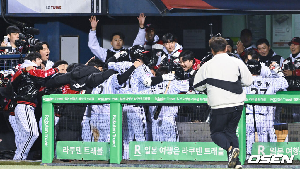 27일 오후 서울 잠실야구장에서 2025 신한 SOL Bank KBO리그 포스트시즌 한국시리즈 2차전 LG 트윈스와 한화 이글스의 경기가 열렸다.LG는 임찬규, 한화는 류현진을 선발 투수로 내세웠다.3회말 2사 1루 LG 박동원이 2점 홈런을 날린뒤 동료들과 기뻐하고 있다 .  2025.10.27 / soul1014@osen.co.kr