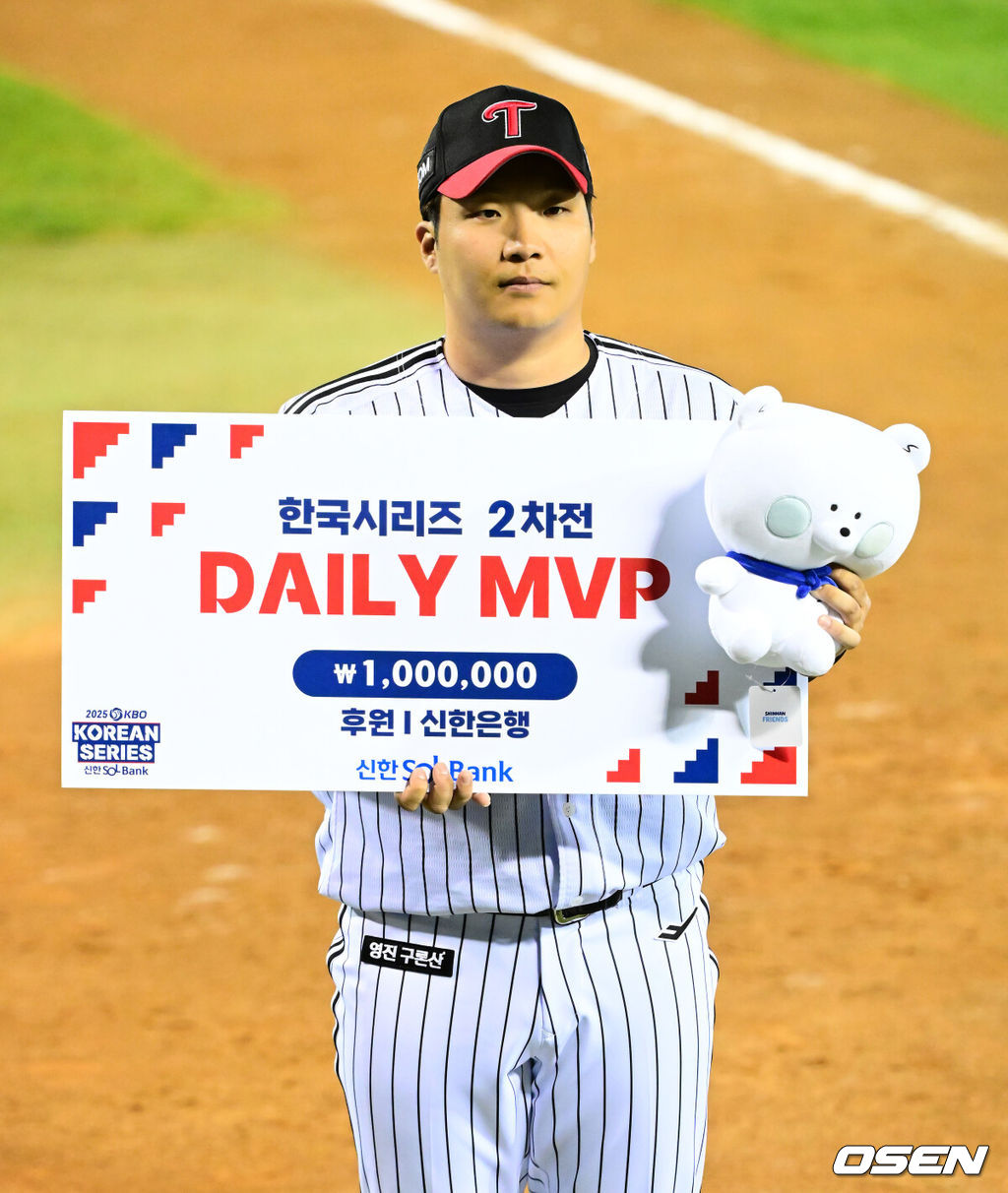 쌍둥이군단이 19년 만에 한국시리즈 마운드에 오른 류현진을 넘어 시리즈 2연승을 질주했다. 프로야구 LG 트윈스는 27일 서울 잠실구장에서 열린 2025 신한 SOL뱅크 KBO 한국시리즈(7전 4선승제) 한화 이글스와의 2차전에서 13-5 역전승을 거뒀다. 역대 한국시리즈 1~2차전 2연승은 총 21차례 있었고, 그 중 19번 우승을 차지했다. 우승 확률 90.5%. 정규시즌 1위팀이 한국시리즈 1~2차전 2연승을 한 경우는 13번으로 100%(13/13) 우승 트로피를 들어올렸다.LG 문보경이 한국시리즈 2차전 MVP에 선정되며 포즈를 취하고 있다. 2025.10.27 /jpnews@osen.co.kr