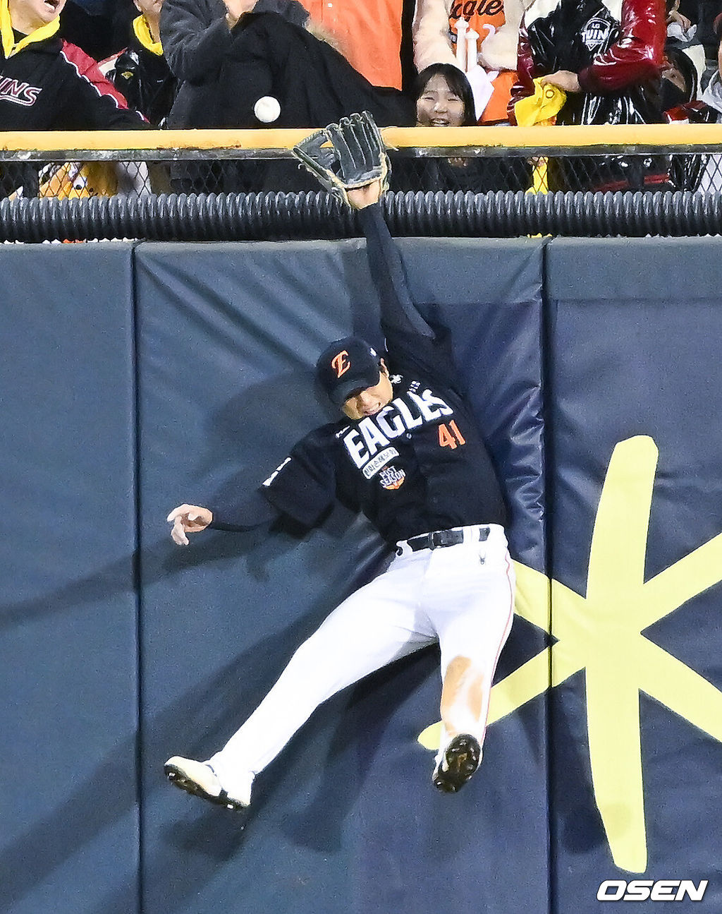 27일 오후 서울 잠실야구장에서 2025 신한 SOL Bank KBO리그 포스트시즌 한국시리즈 2차전 LG 트윈스와 한화 이글스의 경기가 열렸다.LG는 임찬규, 한화는 류현진을 선발 투수로 내세웠다.4회말 2사 만루 LG 문보경의 3타점 적시 2루타때 최인호 우익수가 포구 시도하고 있다. 2025.10.27 / soul1014@osen.co.kr