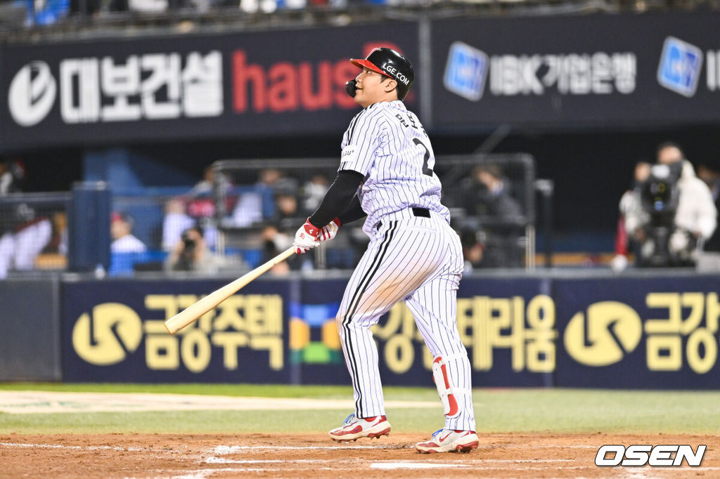 27일 오후 서울 잠실야구장에서 2025 신한 SOL Bank KBO리그 포스트시즌 한국시리즈 2차전 LG 트윈스와 한화 이글스의 경기가 열렸다.LG는 임찬규, 한화는 류현진을 선발 투수로 내세웠다.8회말 2사 1루 LG 문보경이 2점 홈런을 날리고 있다.     2025.10.27 / soul1014@osen.co.kr